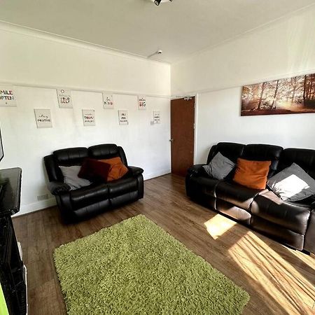 Spacious Holiday Home Near Tube Station - By Starlet Stays Лондон Экстерьер фото