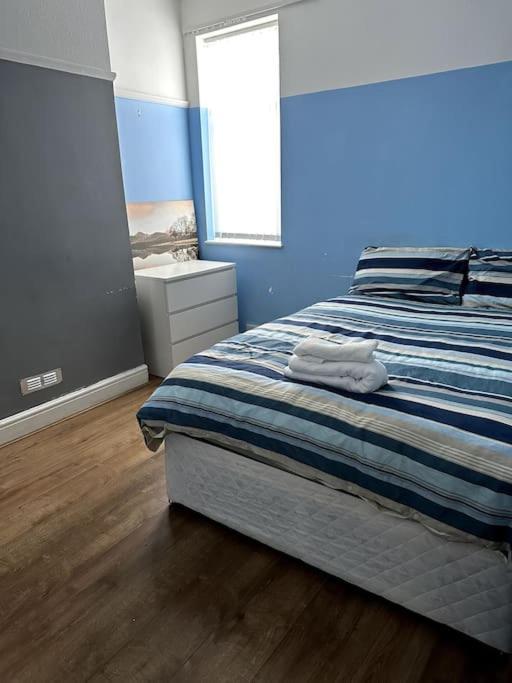 Spacious Holiday Home Near Tube Station - By Starlet Stays Лондон Экстерьер фото