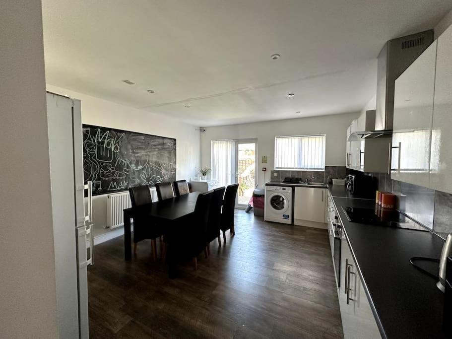 Spacious Holiday Home Near Tube Station - By Starlet Stays Лондон Экстерьер фото