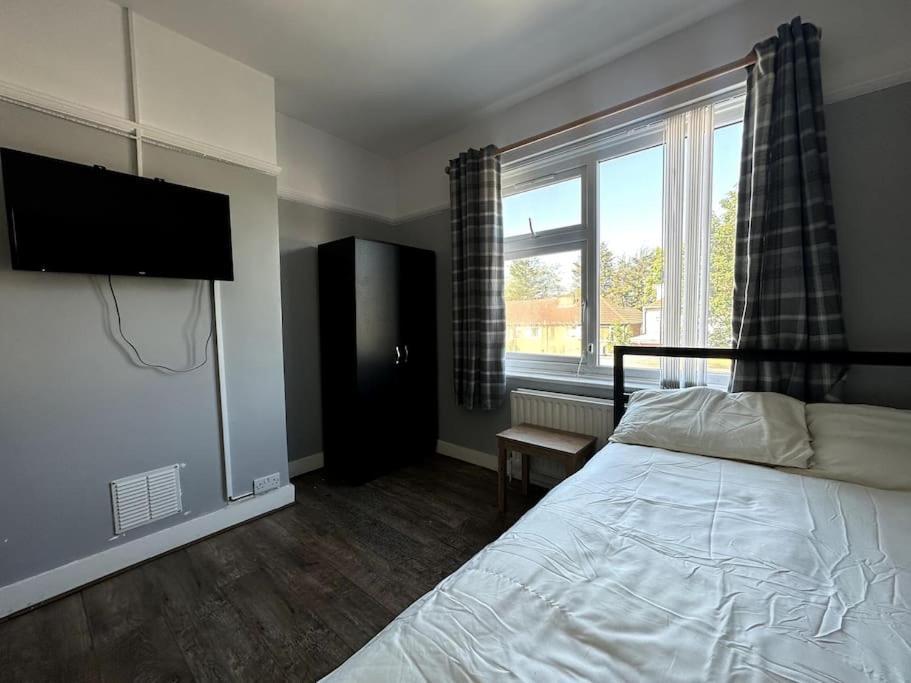 Spacious Holiday Home Near Tube Station - By Starlet Stays Лондон Экстерьер фото