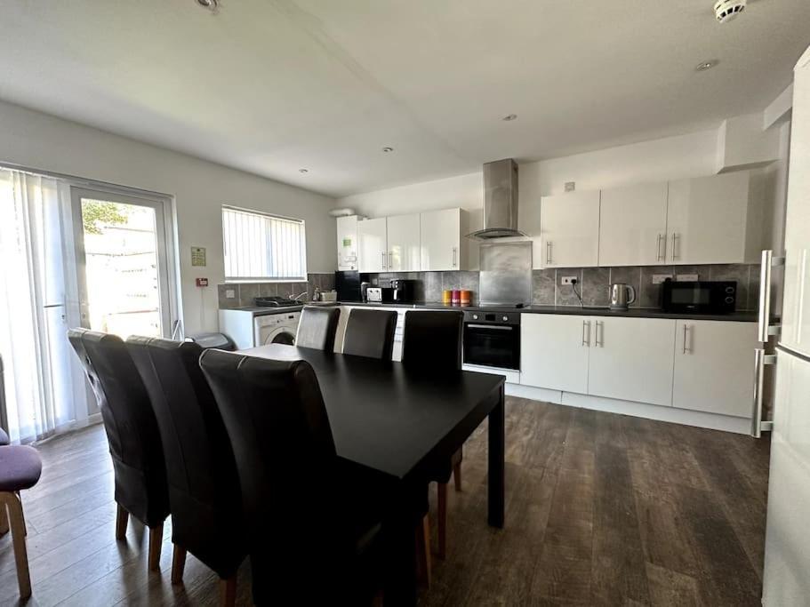 Spacious Holiday Home Near Tube Station - By Starlet Stays Лондон Экстерьер фото