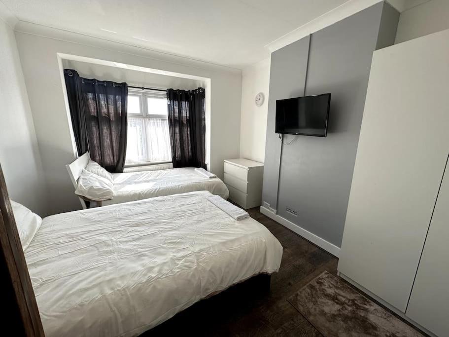 Spacious Holiday Home Near Tube Station - By Starlet Stays Лондон Экстерьер фото
